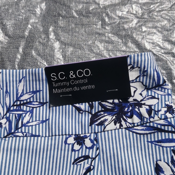 Size 4 S.C. & Co. Skort tummy control blue white floral stripes pockets NWT New - Picture 7 of 12